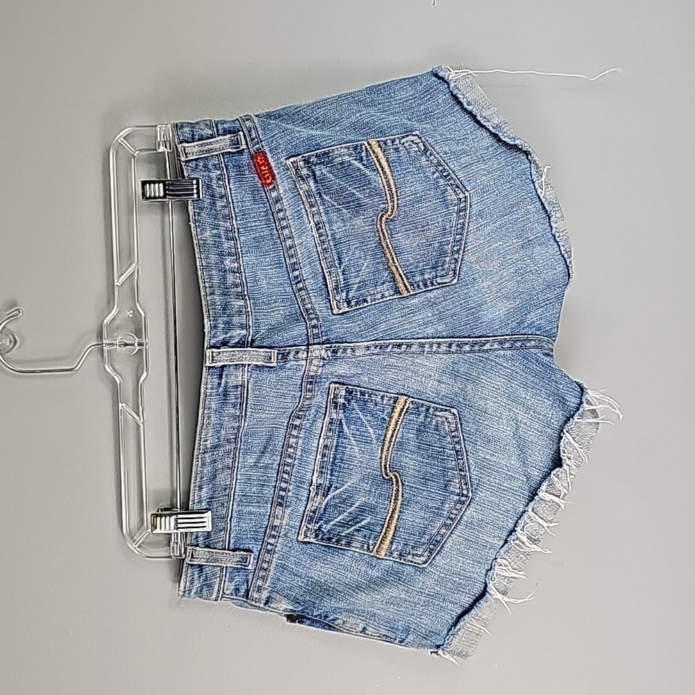 Tilt Low Rise Frayed Cuff Hem Jean Shorts Size: 7 - Picture 4 of 7